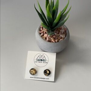 Lace brick design gold fleck black studs NWOT